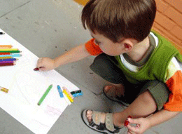 Immagine bambino che disegna