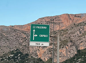 foto cartello autostradale Palermo Capaci