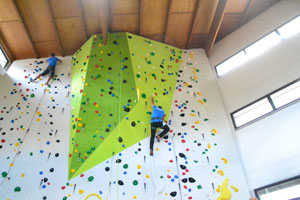 Immagine parete di arrampicata con 2 istruttori 