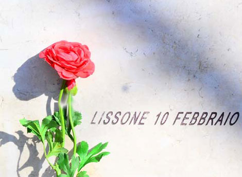 Lissone | immagine monumento piazza Martiri delle Foibe e rosa