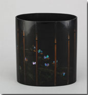 Opera di N. MORIYAMA - vaso realizzato con la tecnica della laccatura Urushi con l'inserto di polvere d'oro e farfalle in madreperla