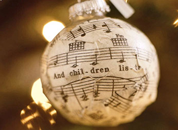 Pallina di Natale con note musicali