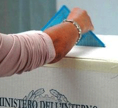 Lissone - mano che consegna scheda elettorale dopo il voto