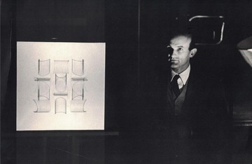 Gabriele Devecchi davanti all’opera Retroproiezione cilindri presso lo ShowRoom Gavina, Milano, 1970, ph. Luigi Ciminagh
