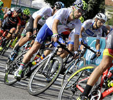 immagine a colori gruppo di ciclisti in corsa