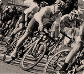 immagine bianco e nero gruppo di ciclisti in corsa
